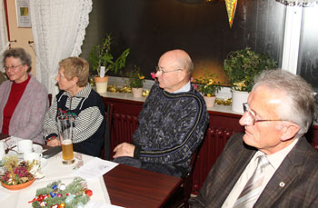 Nach Kaffee und Kuchen und den Ansagen zur Monatsversammlung durch den Vorsitzenden schmeckt ein Weizen vorzüglich!